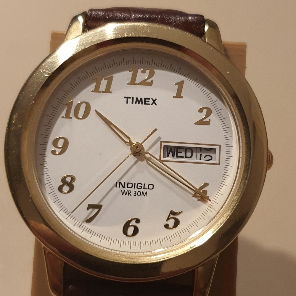 10/$20 Vtg Timex Indiglo Goldtone/White Leather Men's Watch w/Day-Date